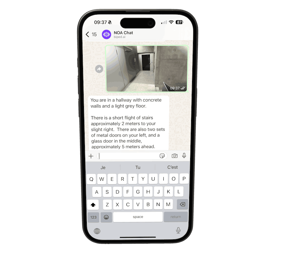 A screenshot on WhatsApp, the user sent a picture of a hallway with doors on the left and stairs on the right, correctly described in the answer of the bot. The image was sent by the user in landscape.